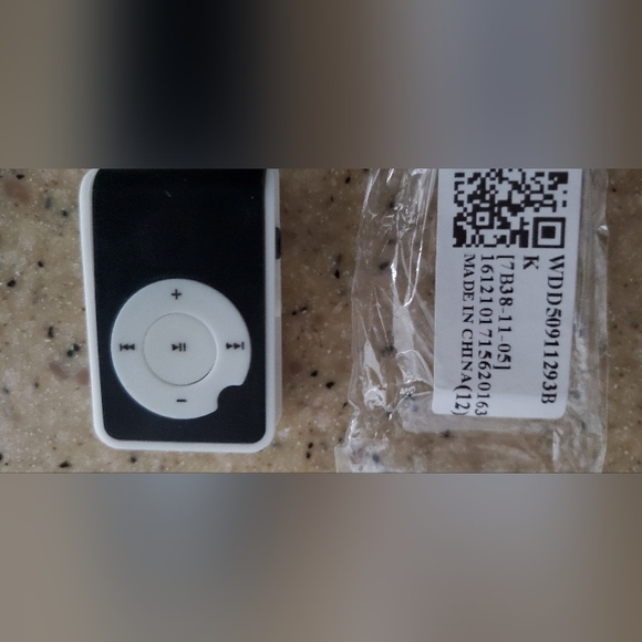 Miniature Fully Functional MP3 player SD - Picture 2 of 9